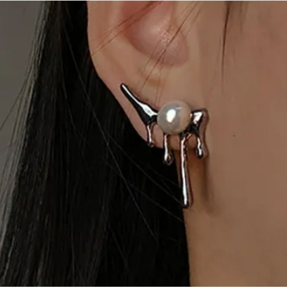 NWOT Edgy Drippy Pearl Earrings In Silver - Picture 3 of 4